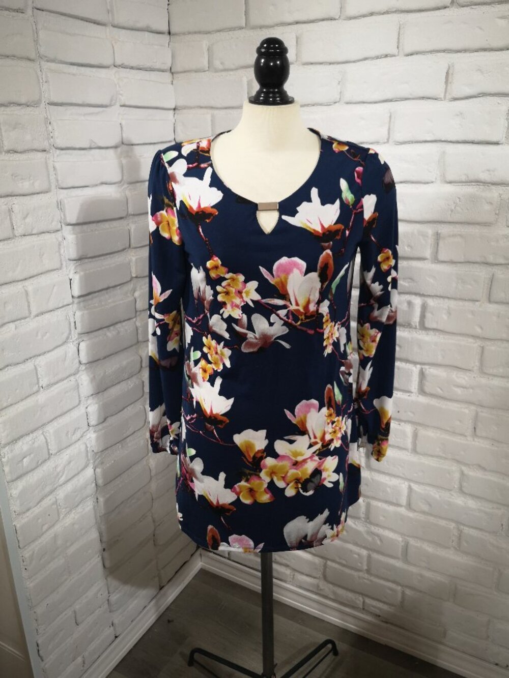 Cleo Ladies Size Medium Navy w/ Floral Print Long Sleeves Tunic Length Top